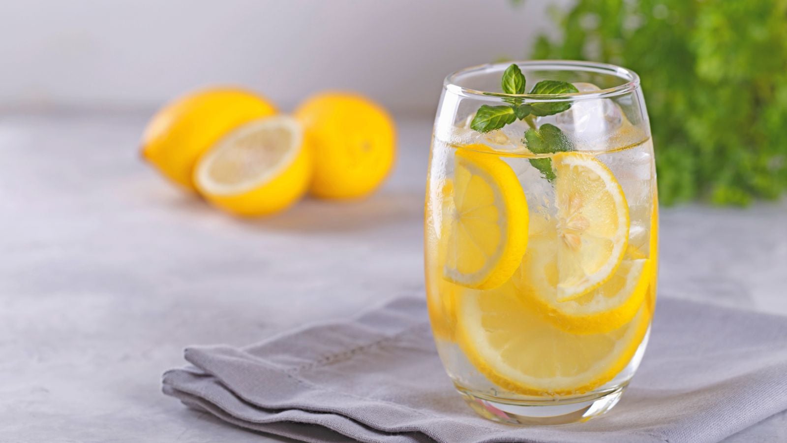 Agua con limón en ayunas: beneficios, contraindicaciones y qué dice la evidencia