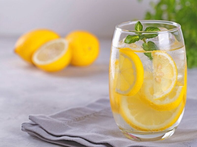 Agua con limón en ayunas: beneficios, contraindicaciones y qué dice la evidencia