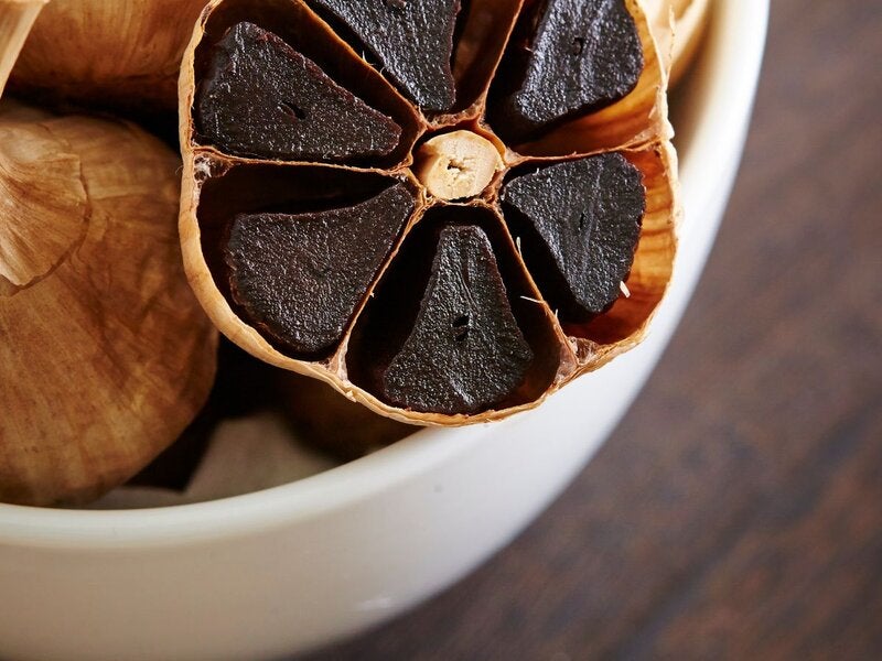 Ajo negro: propiedades, beneficios y para qué sirve