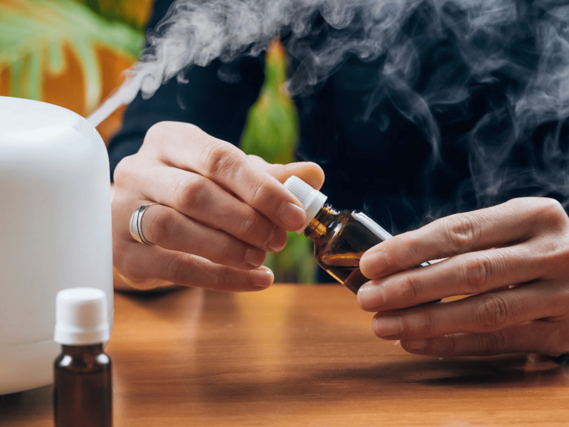 ¿Qué es la aromaterapia? Beneficios y cómo usarla con seguridad
