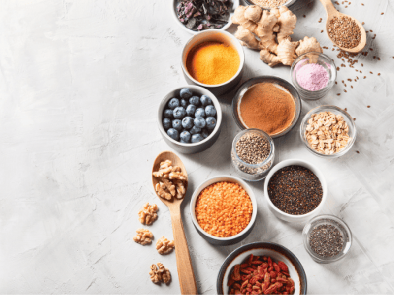 Guía de superalimentos: qué son y cómo integrarlos en tu día a día