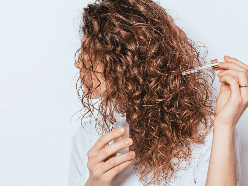Rutina para pelo rizado: guía completa para cuidar tus rizos naturales