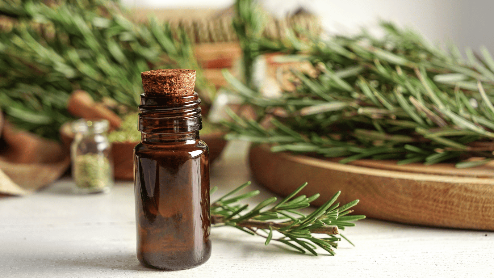 Aceite de romero para el pelo: Cómo usarlo para fortalecer y dar brillo